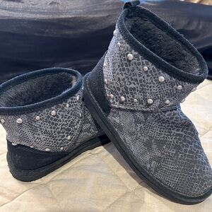 Pink fury boots size 7 1/2